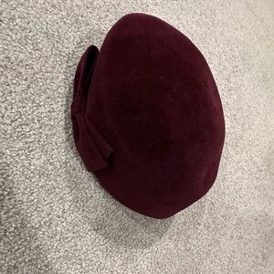 Vintage Pillbox Beret Hat Womens One Size Wine Felt Bow. 100% wool
Made in Czech